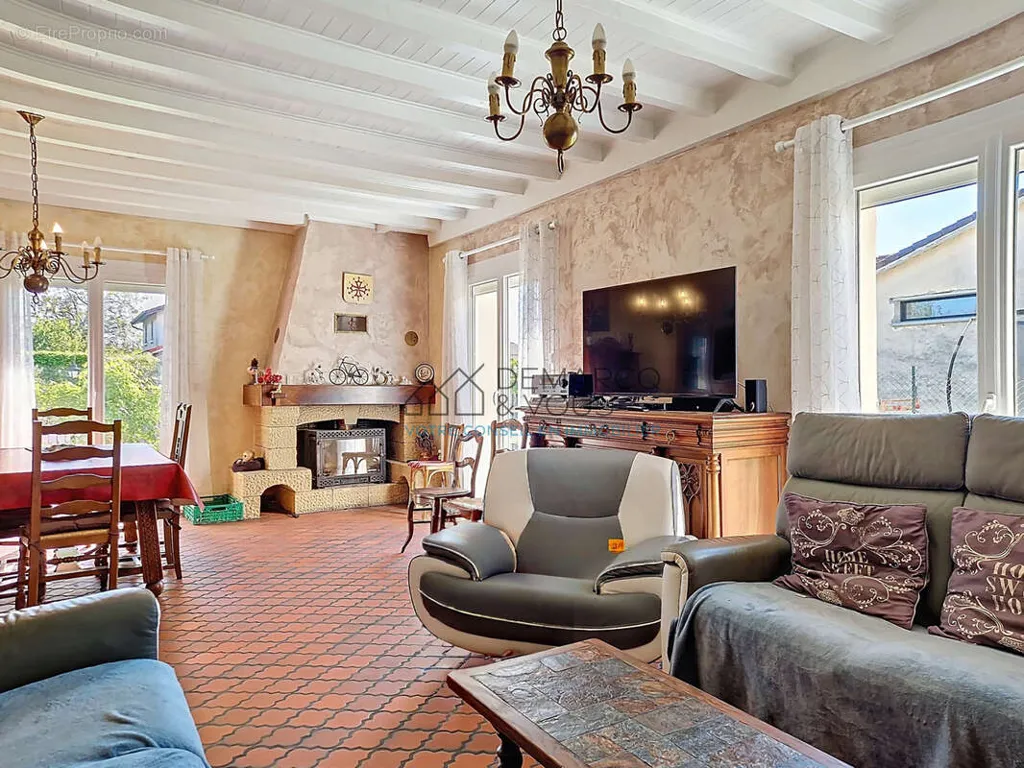 Elutuba - House with Complete Basement in Quiet Residential Area