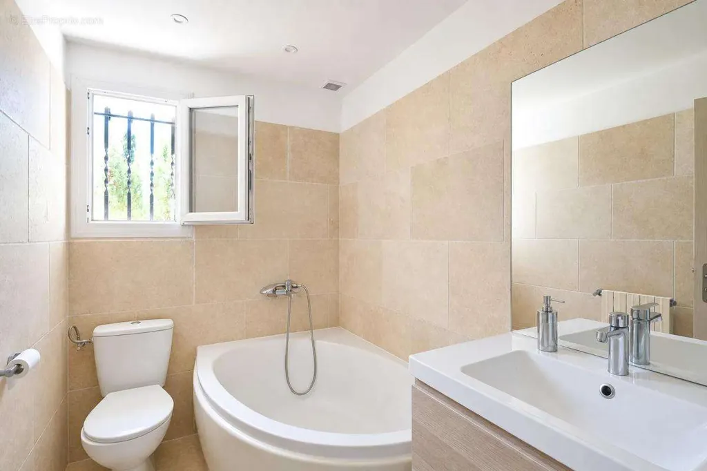 Salles de bain - Maison Rénovée avec Piscine à Vedène