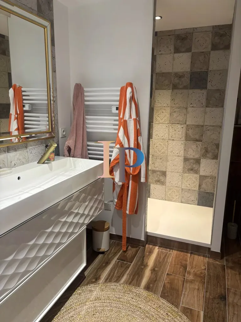 Salles de bain - Maison en Pierre Rénovée avec Piscine près de Charlieu