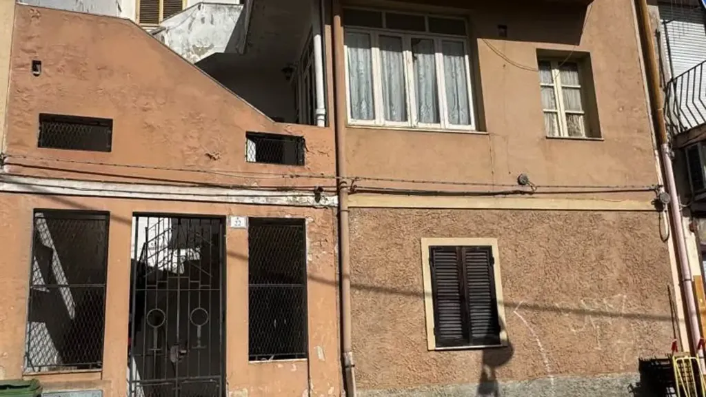 Välivaade - Independent House for Renovation in Nuoro