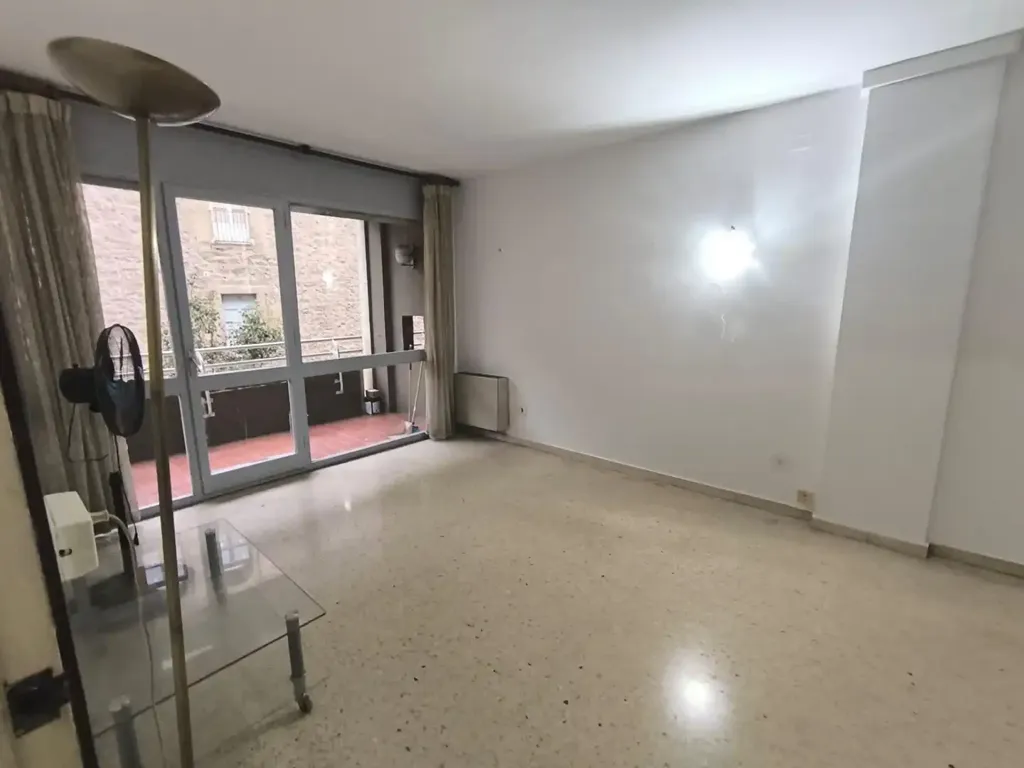 Living Room - Semi-Renovated Flat with Balcony in Via Sant Ignasi