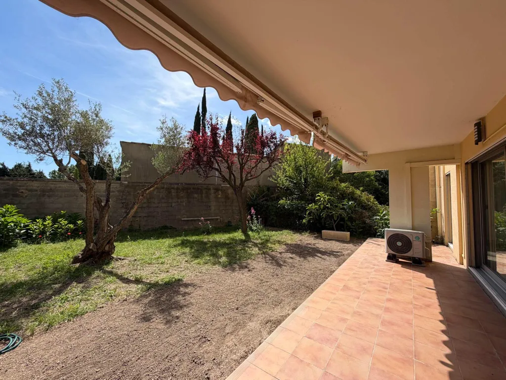 Terrass - T3 Flat with Parking in Arles