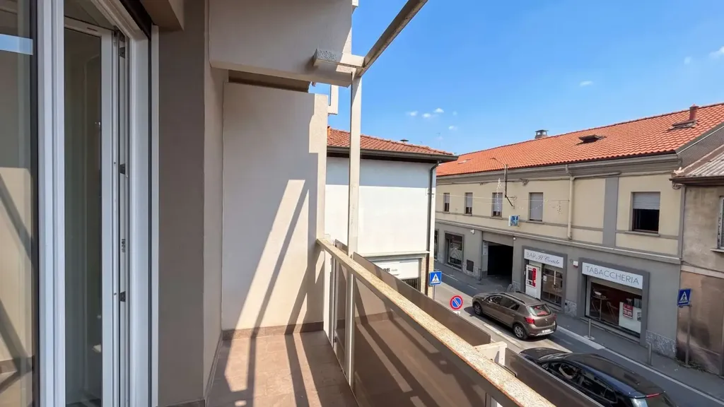 Rõdu - Modernised 2-Bedroom in Mariano Comense Centre