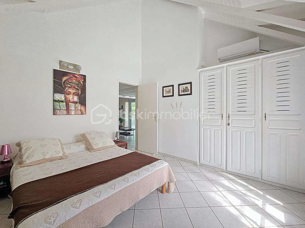 Chambres - Villa avec Piscine et Garage dans Secteur Recherché