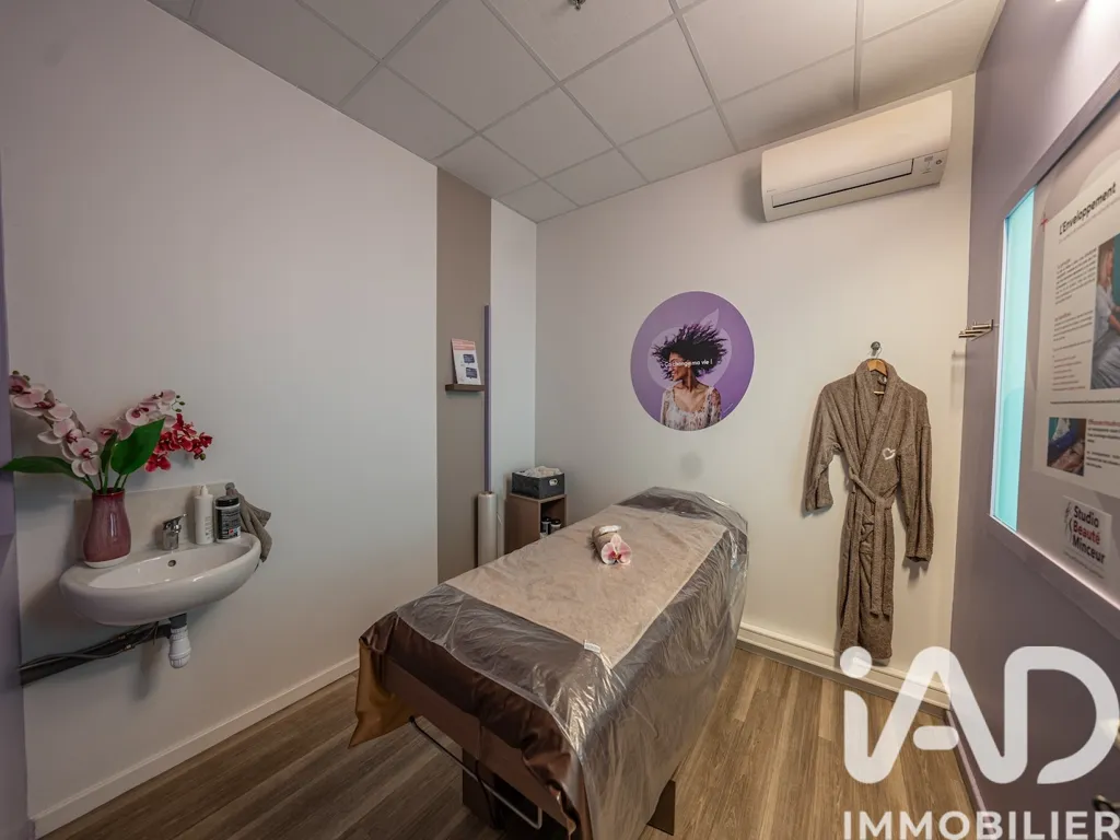 Bedrooms - Established Salon in Commercial Zone, Aubenas