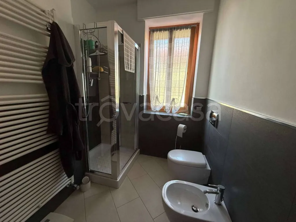 Bagni - Rear Corner Flat with Balcony in Cuneo