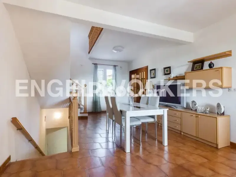 Salle à manger - Rustic Chalet with Pool in Montserrat