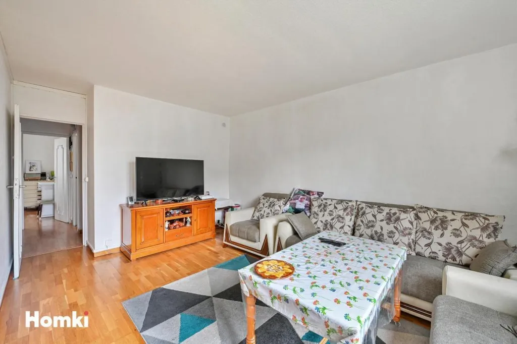 Living Room - 4-Bed Apartment with Private Parking in Valenton