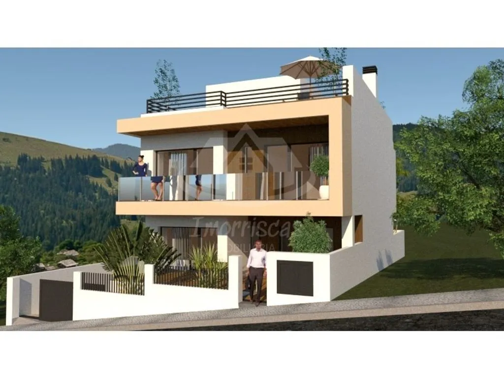 Luxury House with Rooftop in Loures