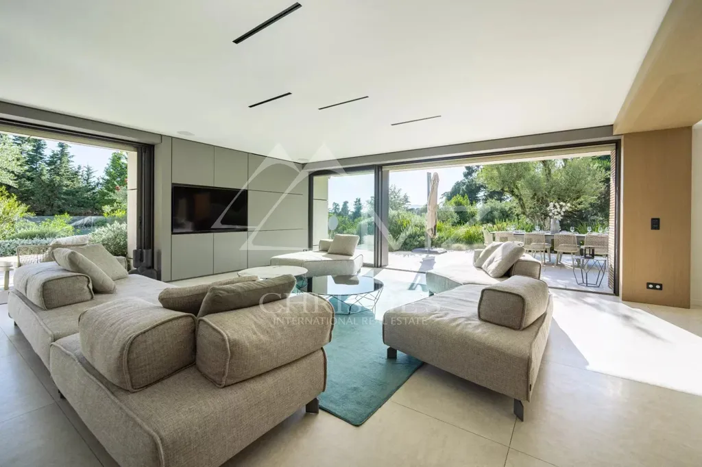 Living Room - Contemporary Villa with Pool in Cannes