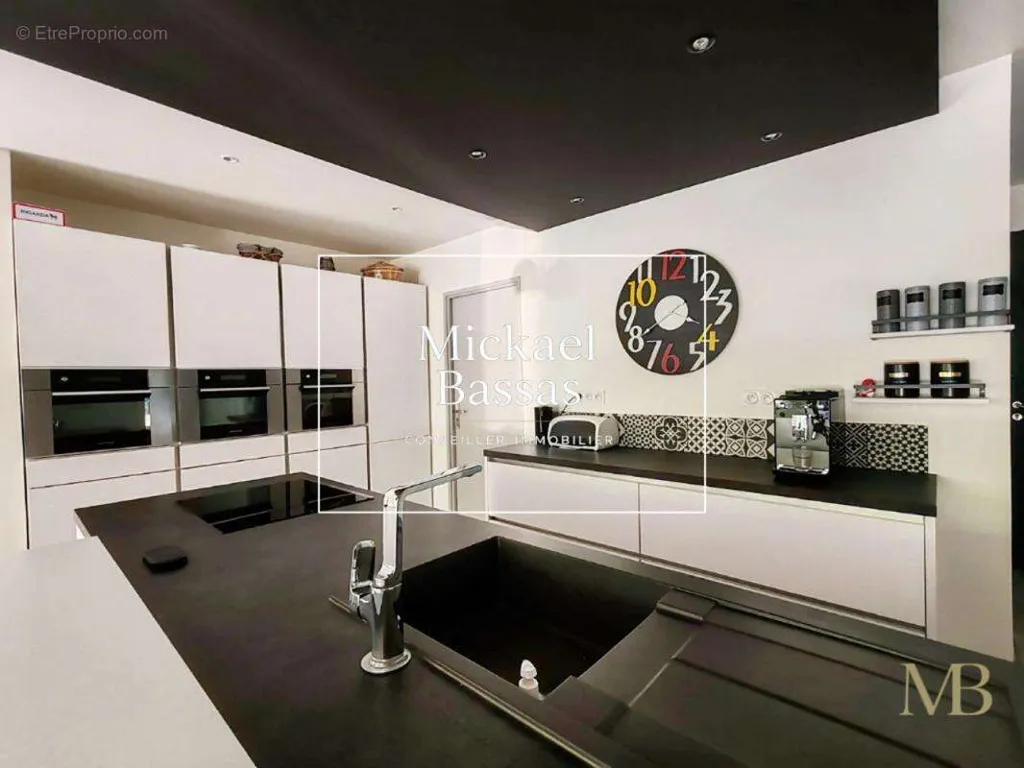 Cuisine - Villa Contemporaine avec Piscine à Rigarda