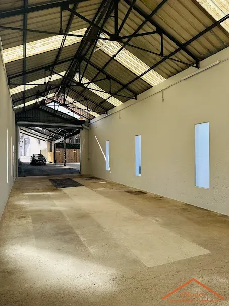 Garage - Locaux Professionnels avec Hauteur sous Plafond à Eloyes