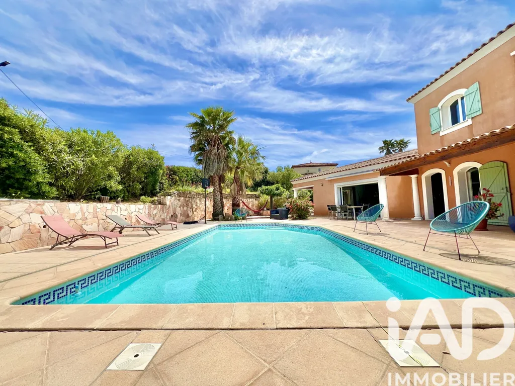 Piscine - Villa avec Piscine et Vue Dégagée à Saint-Aygulf