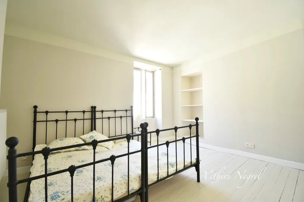 Chambres - Maison Rénovée avec Cheminée au Centre d'Eyragues