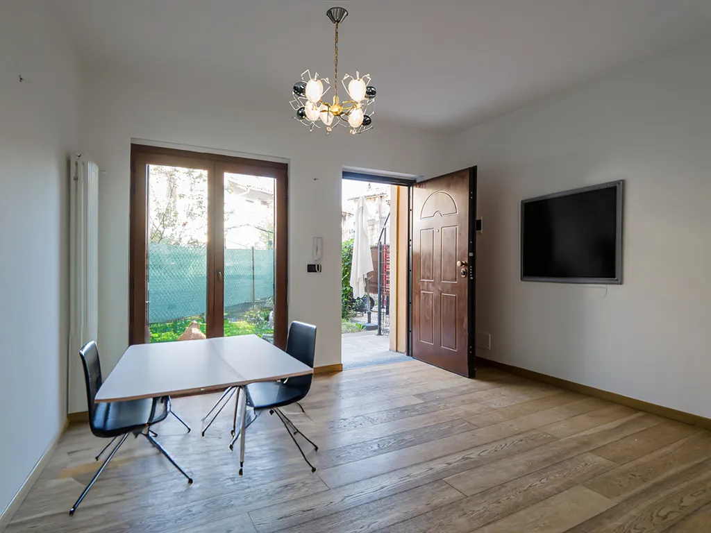 Söögituba - Ground Floor Apartment with Balcony in Rivoli