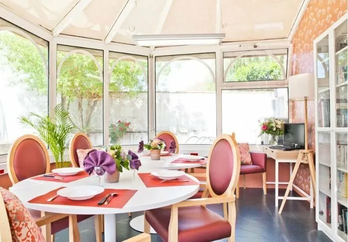 Salle à manger - Chambre Meublée en Résidence EHPAD à Saint-Jean-d'Angle