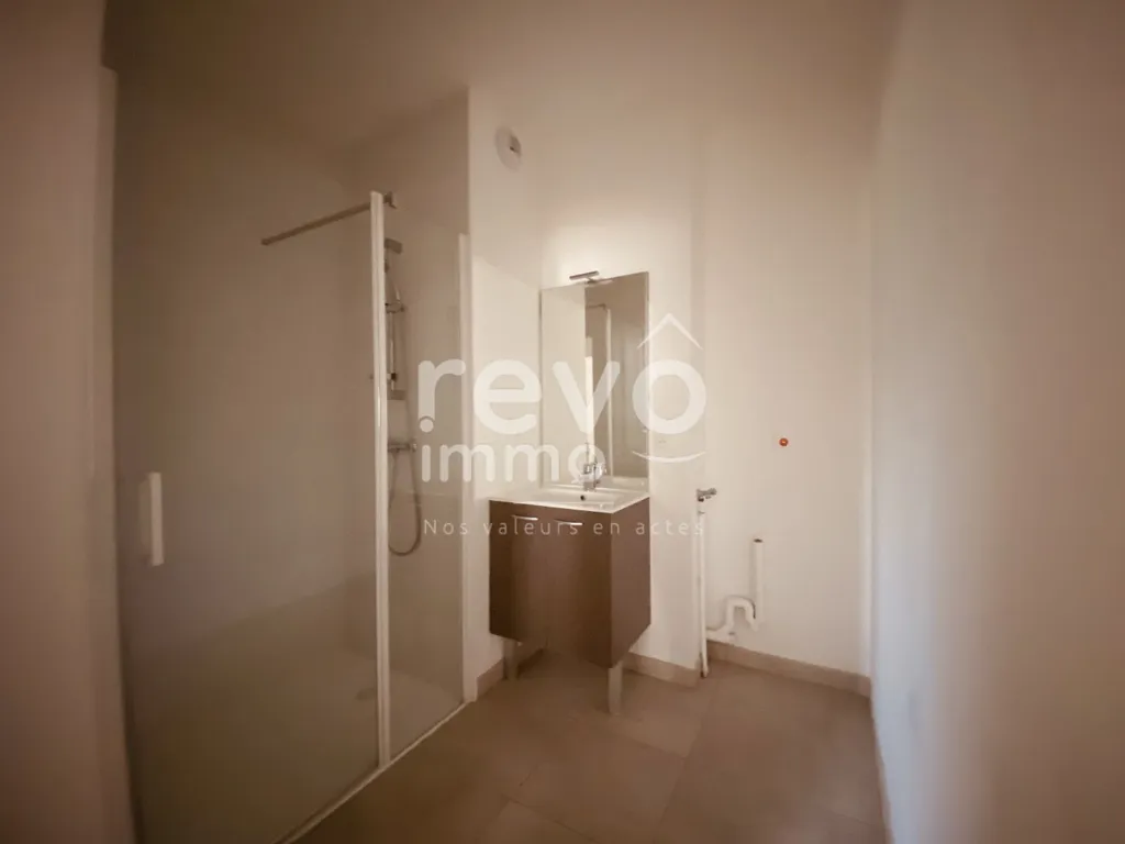 Bathrooms - 3-Bedroom Flat with Balcony in Hauts de Saint-Aubin