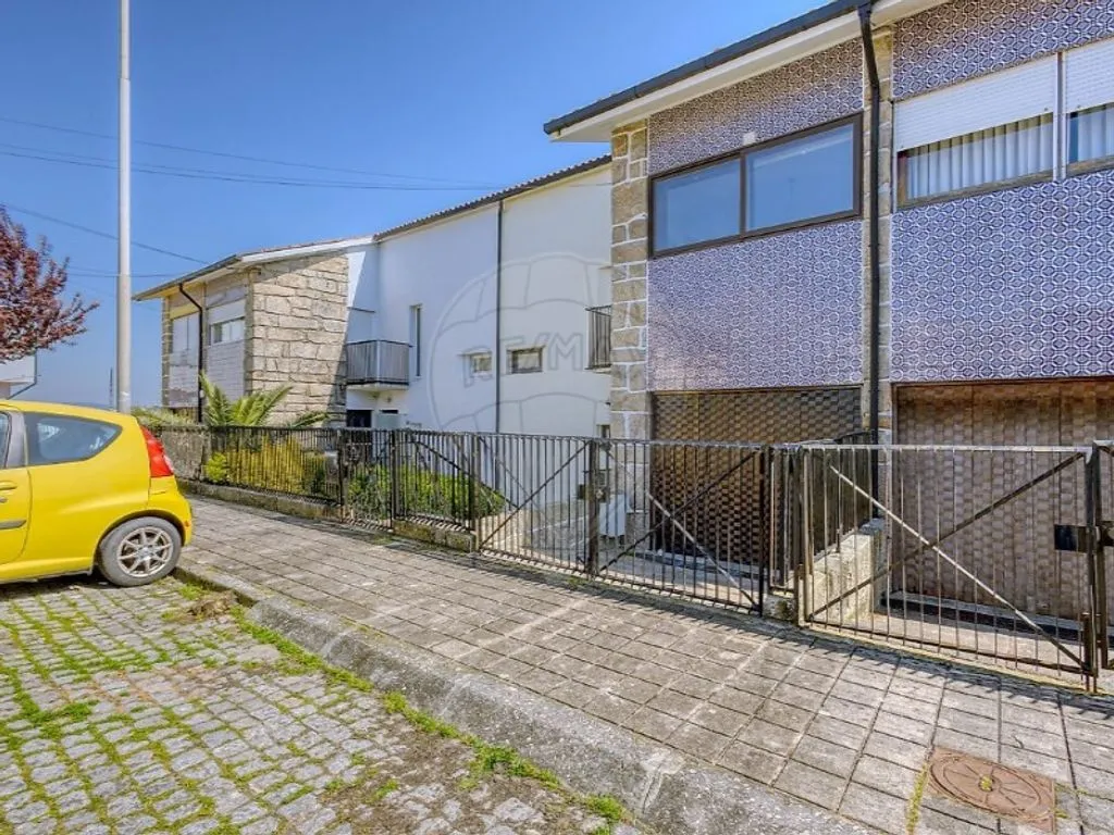 Extérieur - Rehabilitated Bi-Family House in Matosinhos
