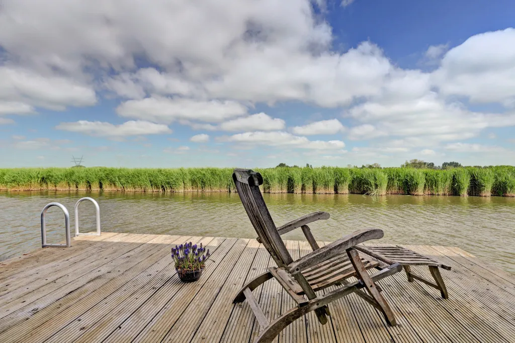 Terrass - Waterfront Woonark with Garden in Wijdewormer