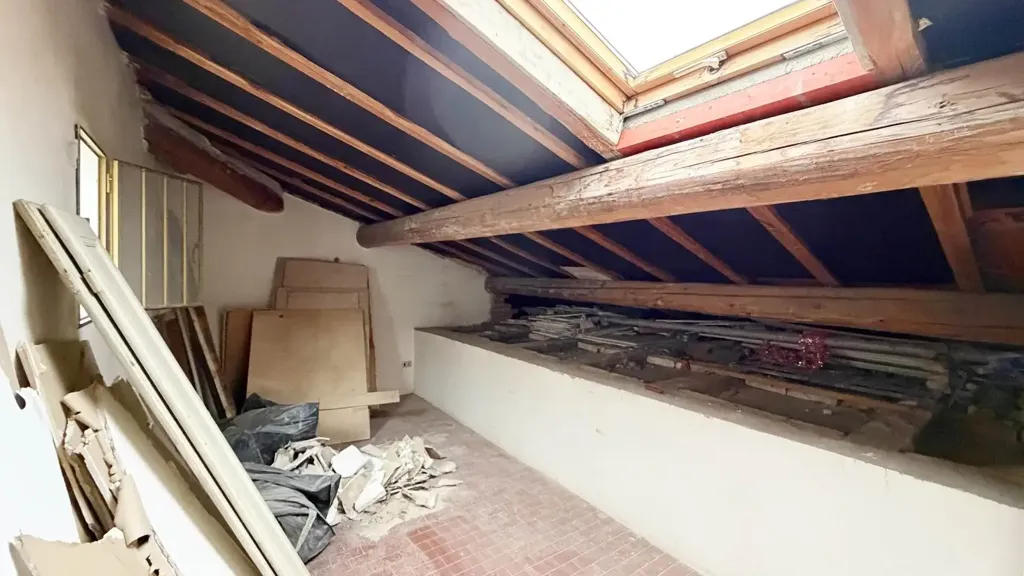 Pièces - Rear-Facing Apartment with Balcony in Florence