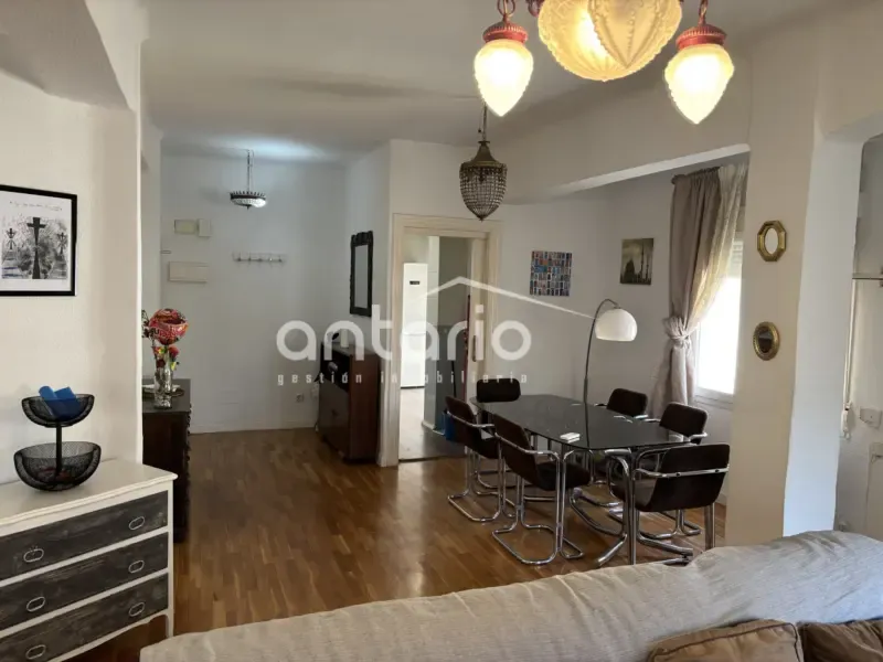 Soggiorno - Corner Flat with Large Windows in San Juan