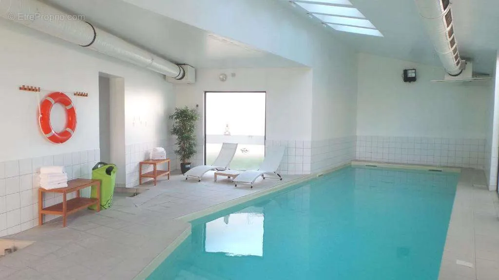 Piscine - Studio Meublé en Résidence Hôtelière à Saint-Louis