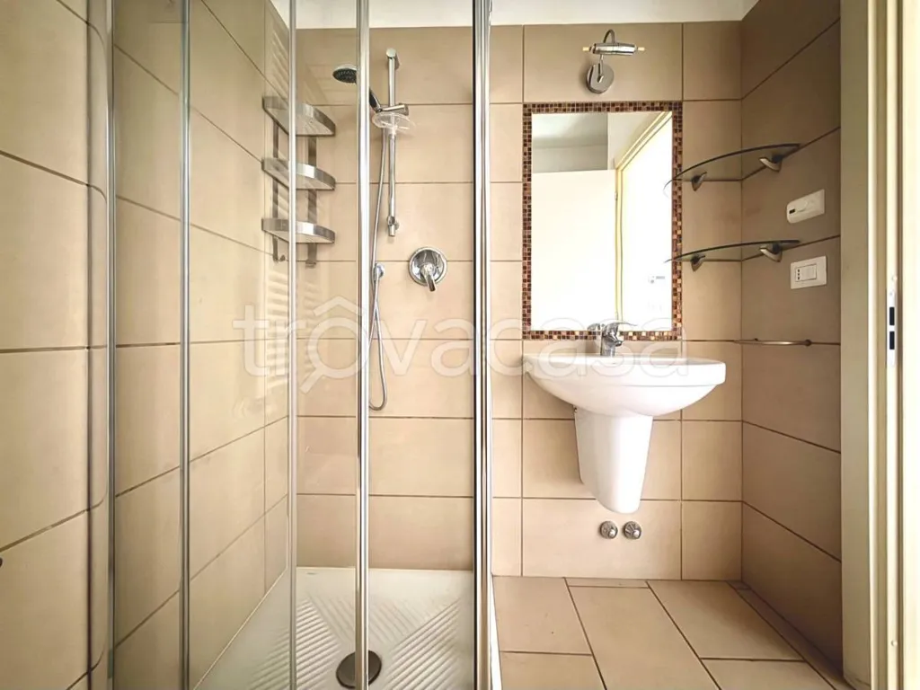 Salles de bain - Modern Studio with Terrace in Moncalieri
