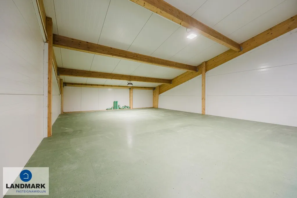 Garaaž - Modern Industrial Unit with Garden in Selfoss