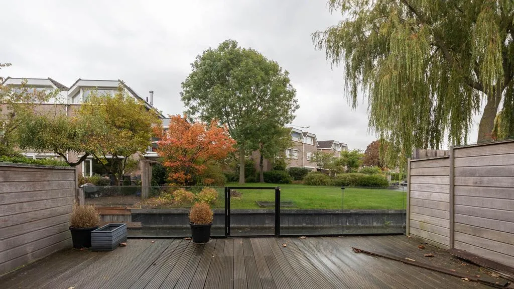 Jardin - House with Waterfront Access in Leiden