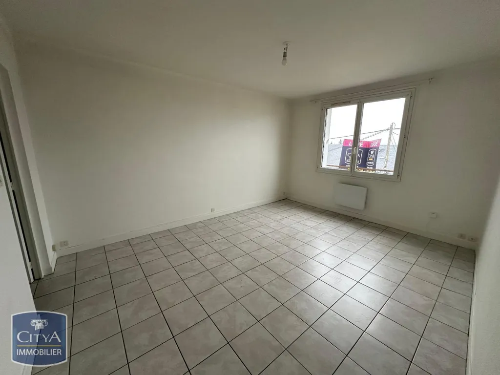 Rooms - Two-Bedroom Flat with Parking in Châteauroux