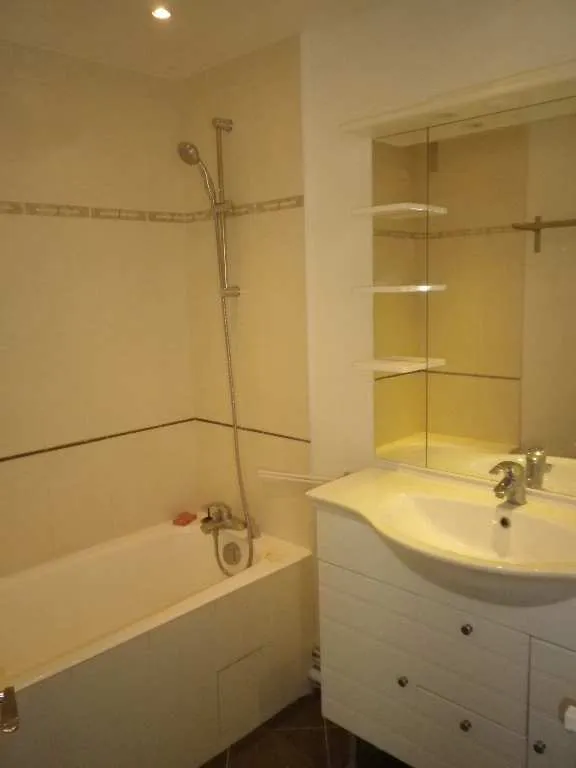 Vannitoad - Traversing Flat with Balcony in Le Pecq