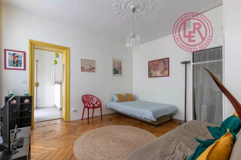 Chambres - Studio avec Hauteur sous Plafond et Ascenseur à Paris 3