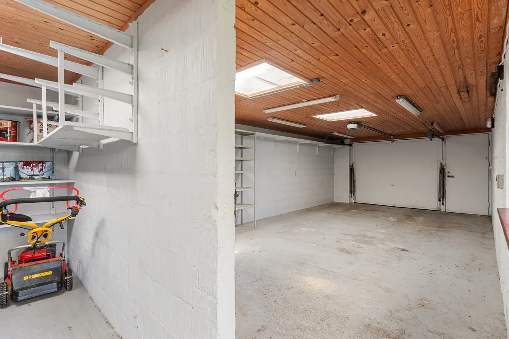 Garage - Detached Villa with Garden in Kastrup