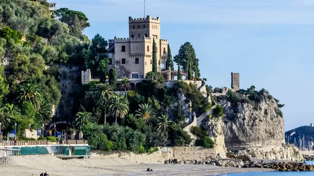 Seafront Bilocale with Garden in Finale Ligure