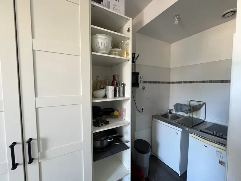 Cuisine - Studio Rénové avec Exposition Est dans Copropriété