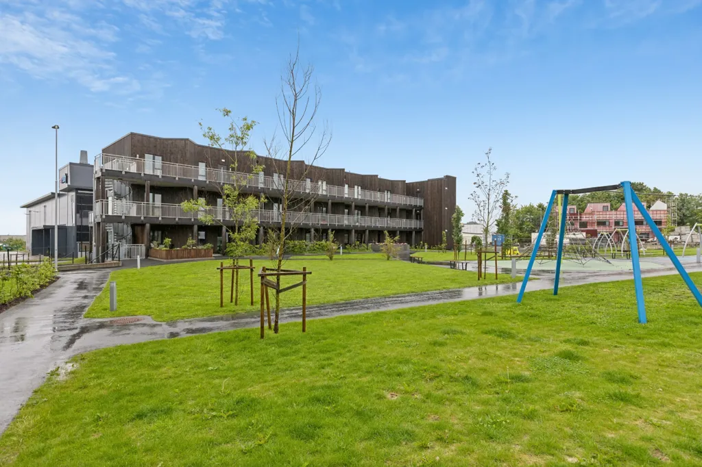 Garden - Modern Flat with Lift and Garage in Karmøy
