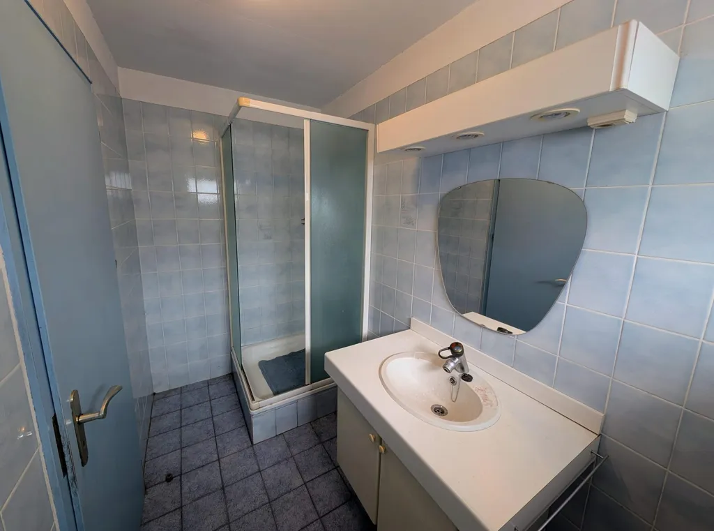 Salles de bain - Maison de 5 Chambres avec Jardin à Welkenraedt