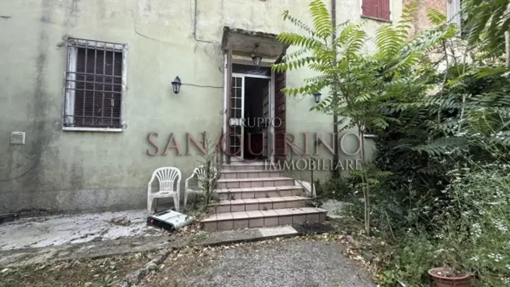 Esterno - Villa da ristrutturare con giardino a Pomponesco