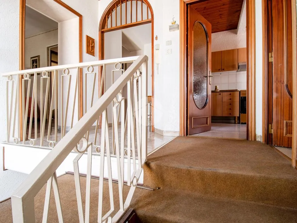 Pièces - Spacious 4-Room Apartment with Garage in Atri