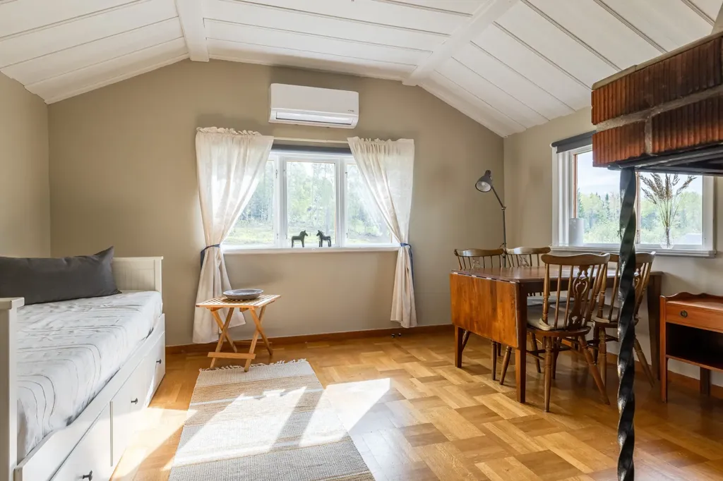 Magamistoad - Holiday Home with Lake View in Garsås