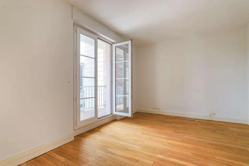 Rooms - 3-Bedroom Apartment with Balcony in Amiens