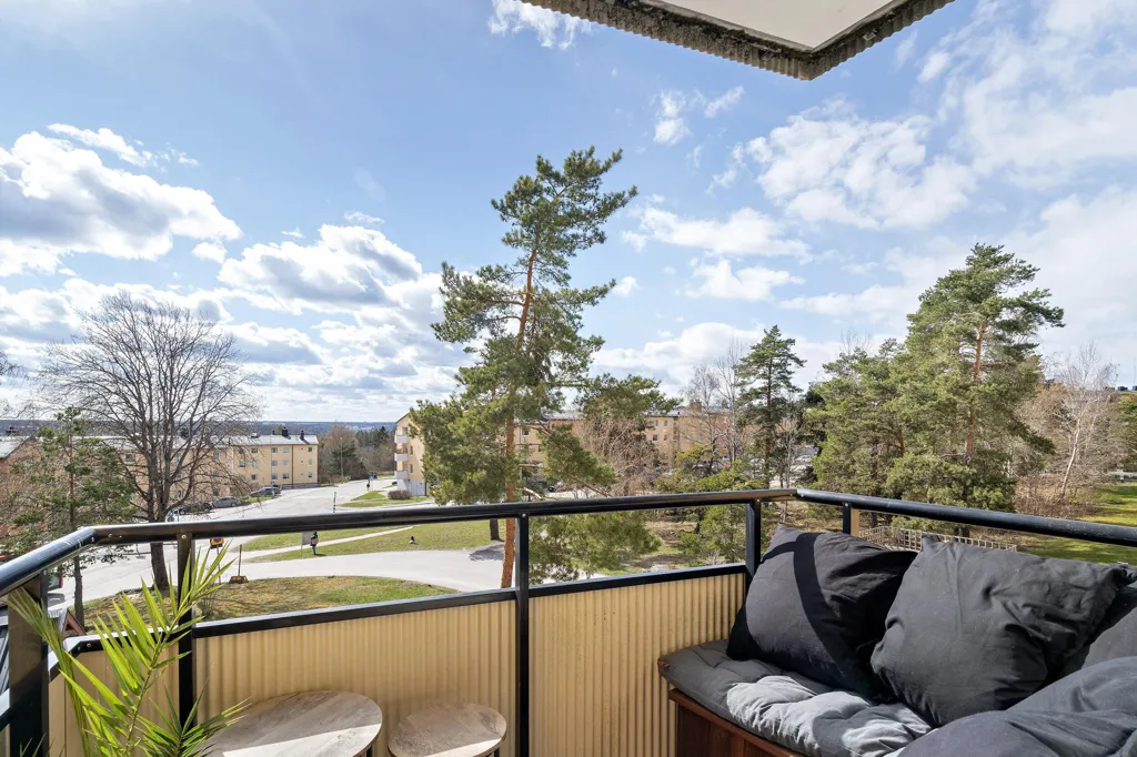 Balcon - Corner Flat with South-West Balcony in Tullinge