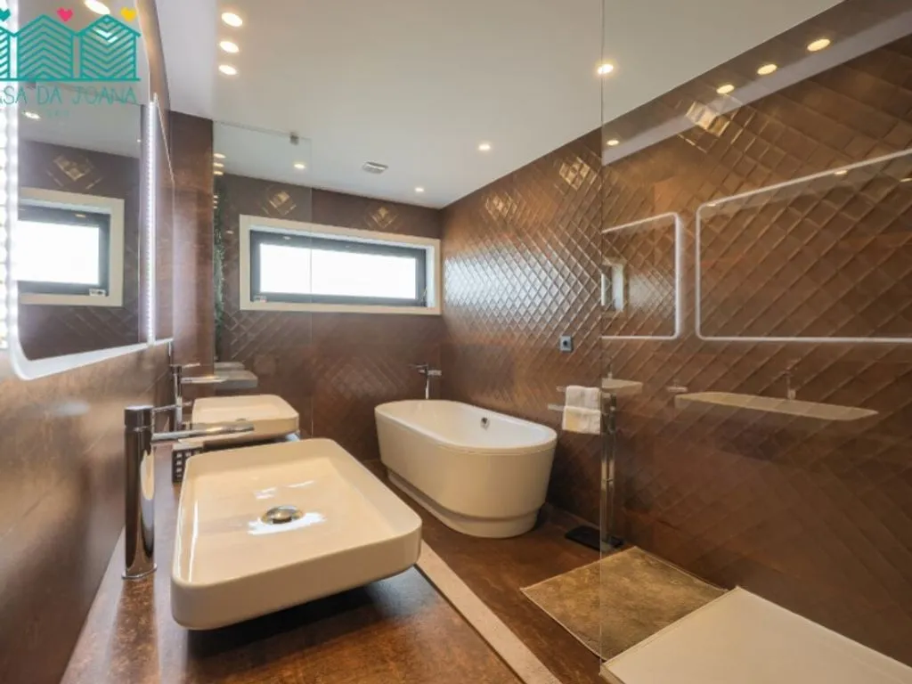 Bathrooms - Luxury Villa with Pool in Azurva, Aveiro