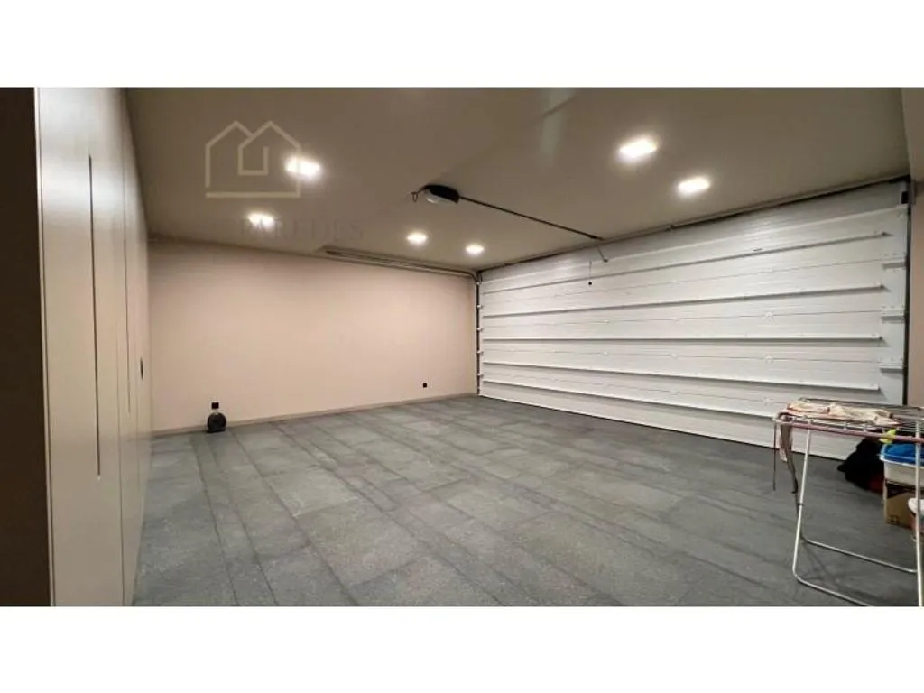Garage - Luxury Villa with Infinity Pool in Avintes