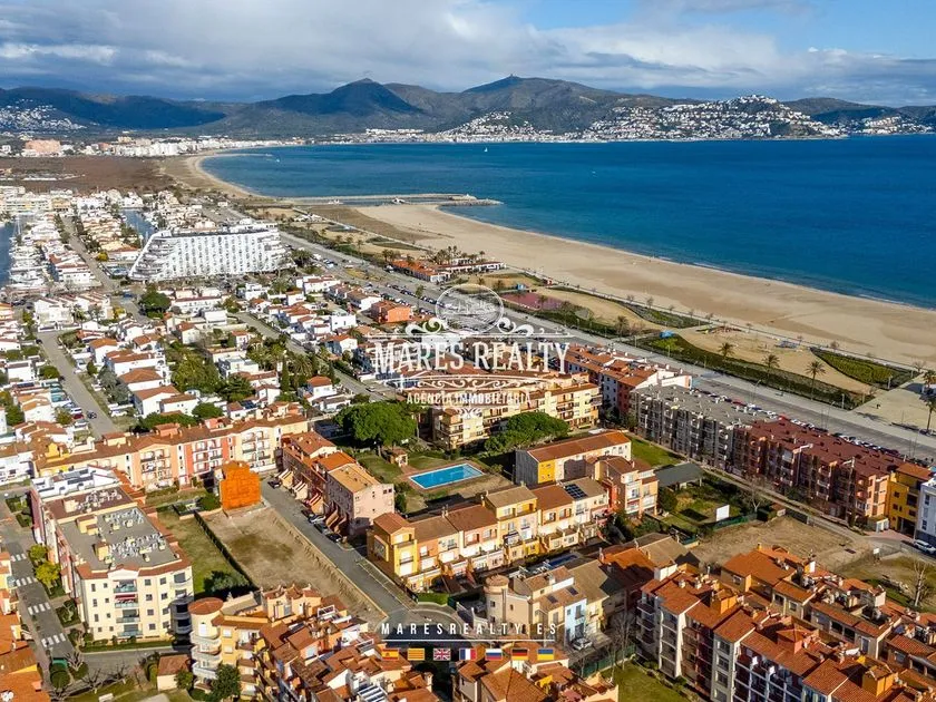 Seafront Apartment with Terrace in Empuriabrava