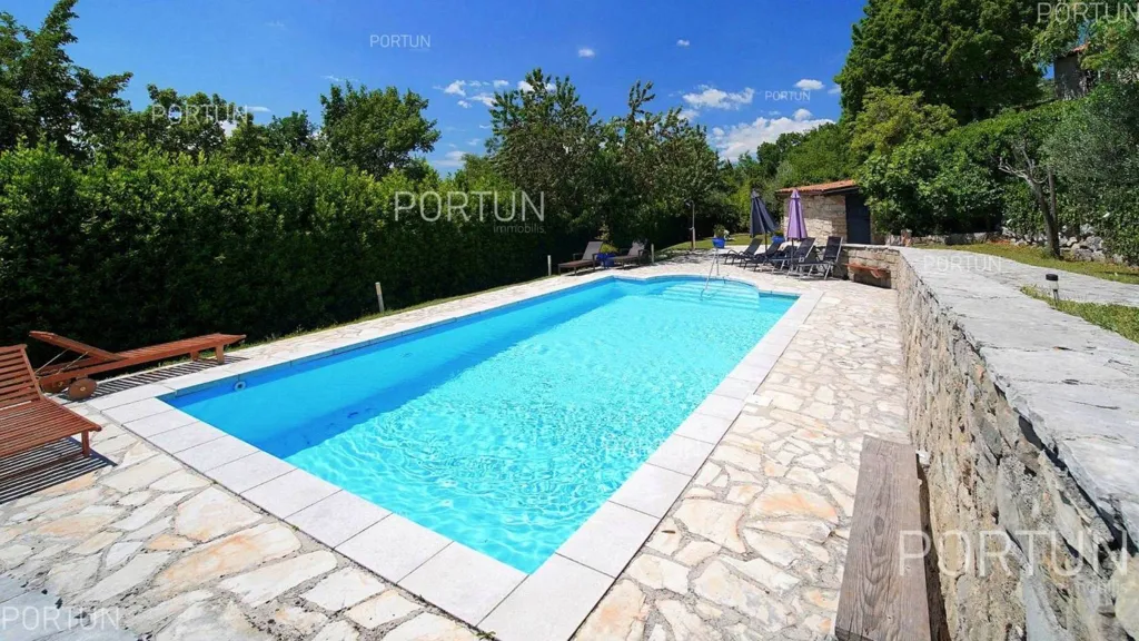 Piscine - Renovated Estate with Panoramic Views in Lupoglav