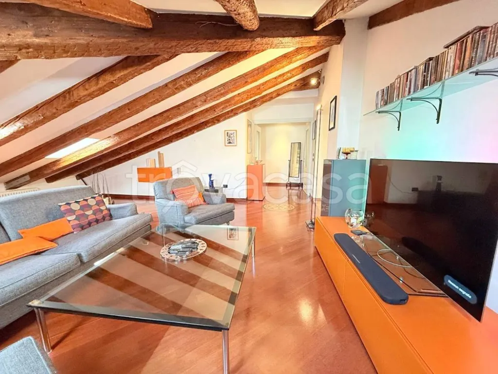 Elutuba - Restored Attic in Historic Centre, Trieste