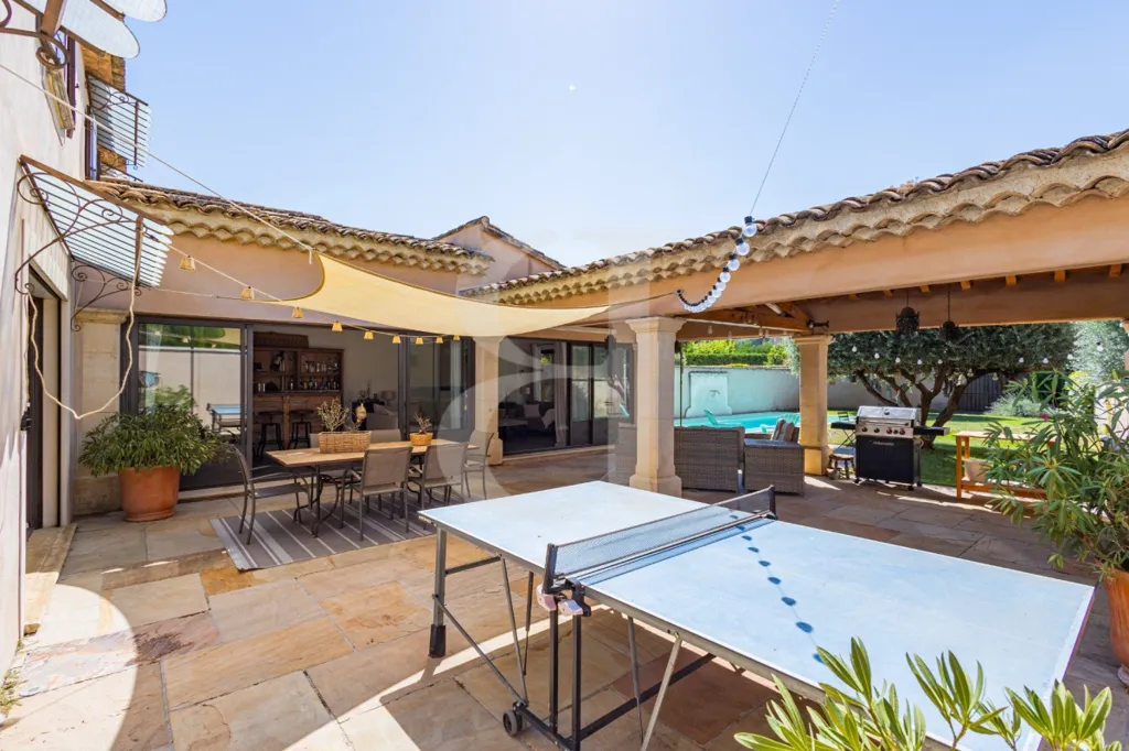 Terrasse - Maison Contemporaine avec Piscine à Ménerbes