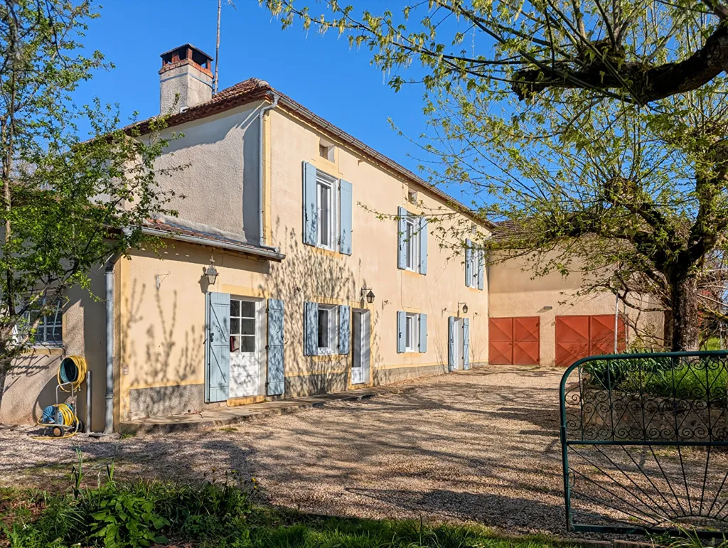 Extérieur - Maison avec Piscine et Jardin à Monsempron-Libos