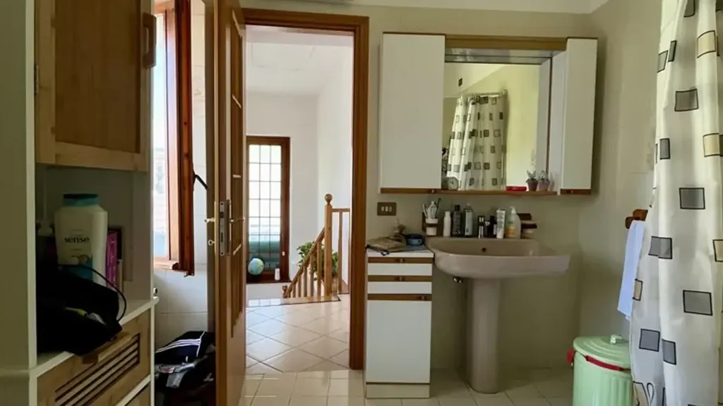 Bathrooms - Independent House with Garden in Valle Intelvi